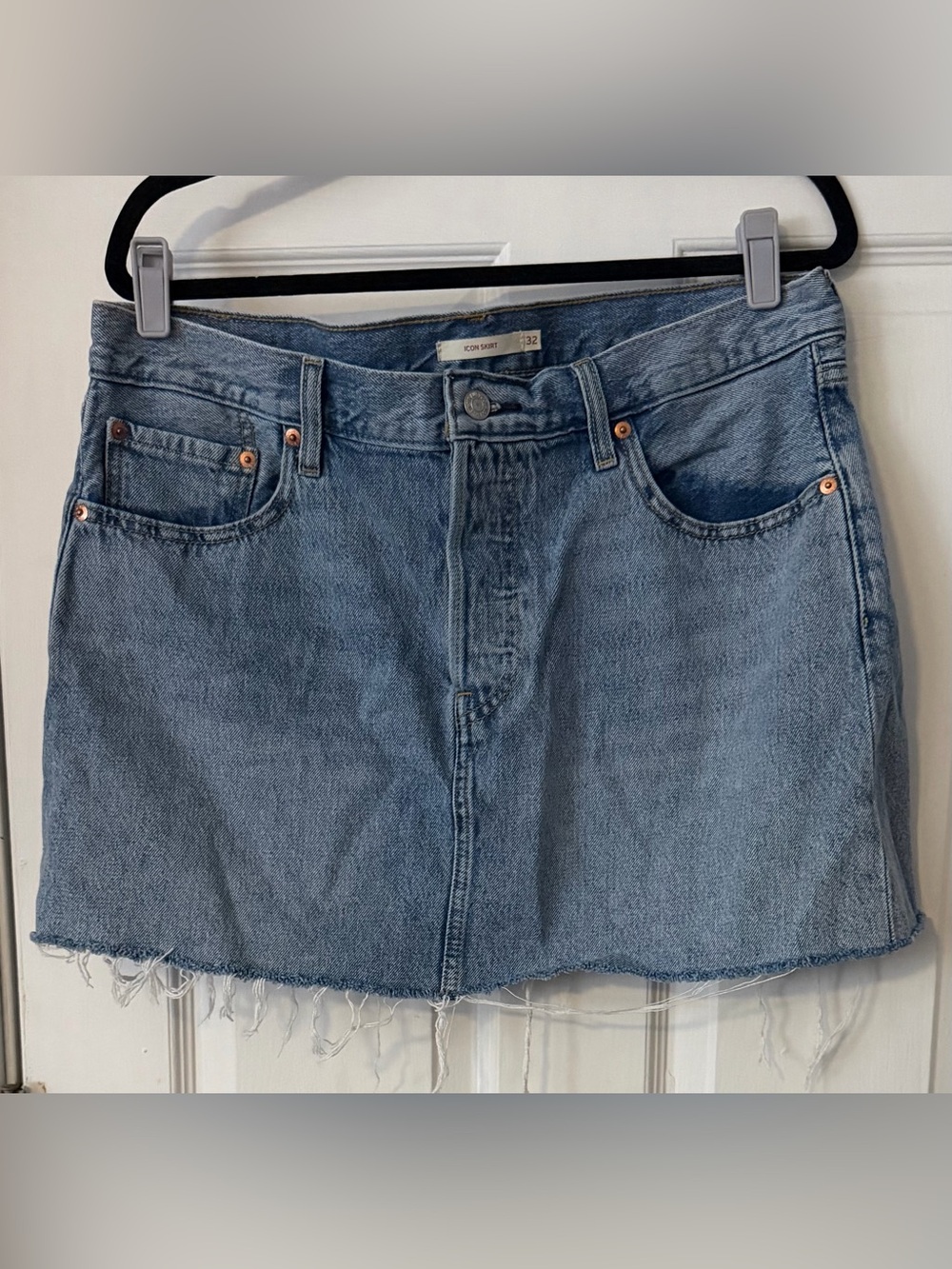 Levi’s Icon Denim Mini Skirt Size 32 Light Wash High Rise Raw Hem